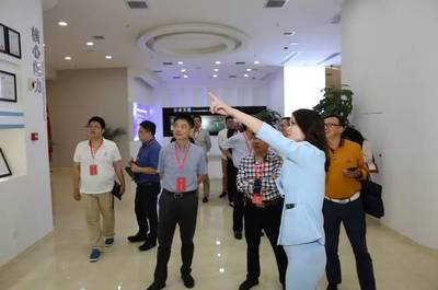 泉州市政協(xié)經(jīng)濟(jì)委主任楊文龍一行蒞臨南威軟件集團(tuán)參觀考察